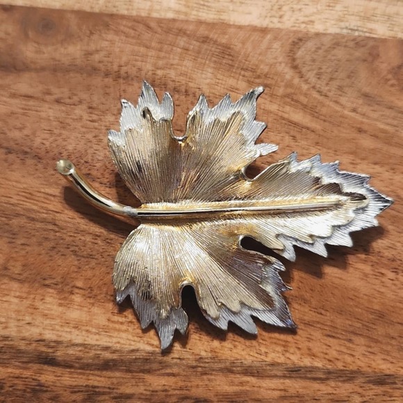 Sarah Coventry Jewelry - Vintage Signed Sarah Coventry Leaf Brooch